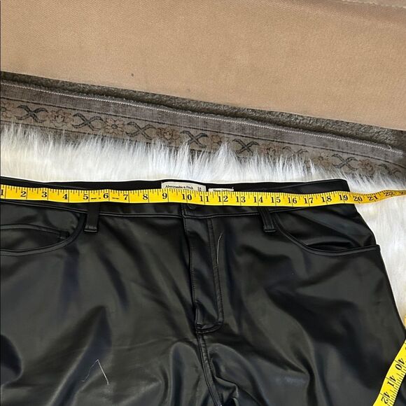 PantsAbercrombie & Fitch Curve Love Vegan Leather Cargo 90s Relaxed Pants - Picture 10 of 12